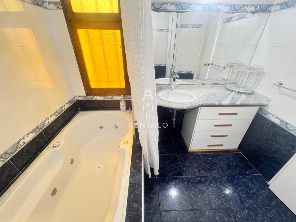 Casa ID.1300 - Casa 4 dormitorios en alquiler anual en Punta del este cantegril 