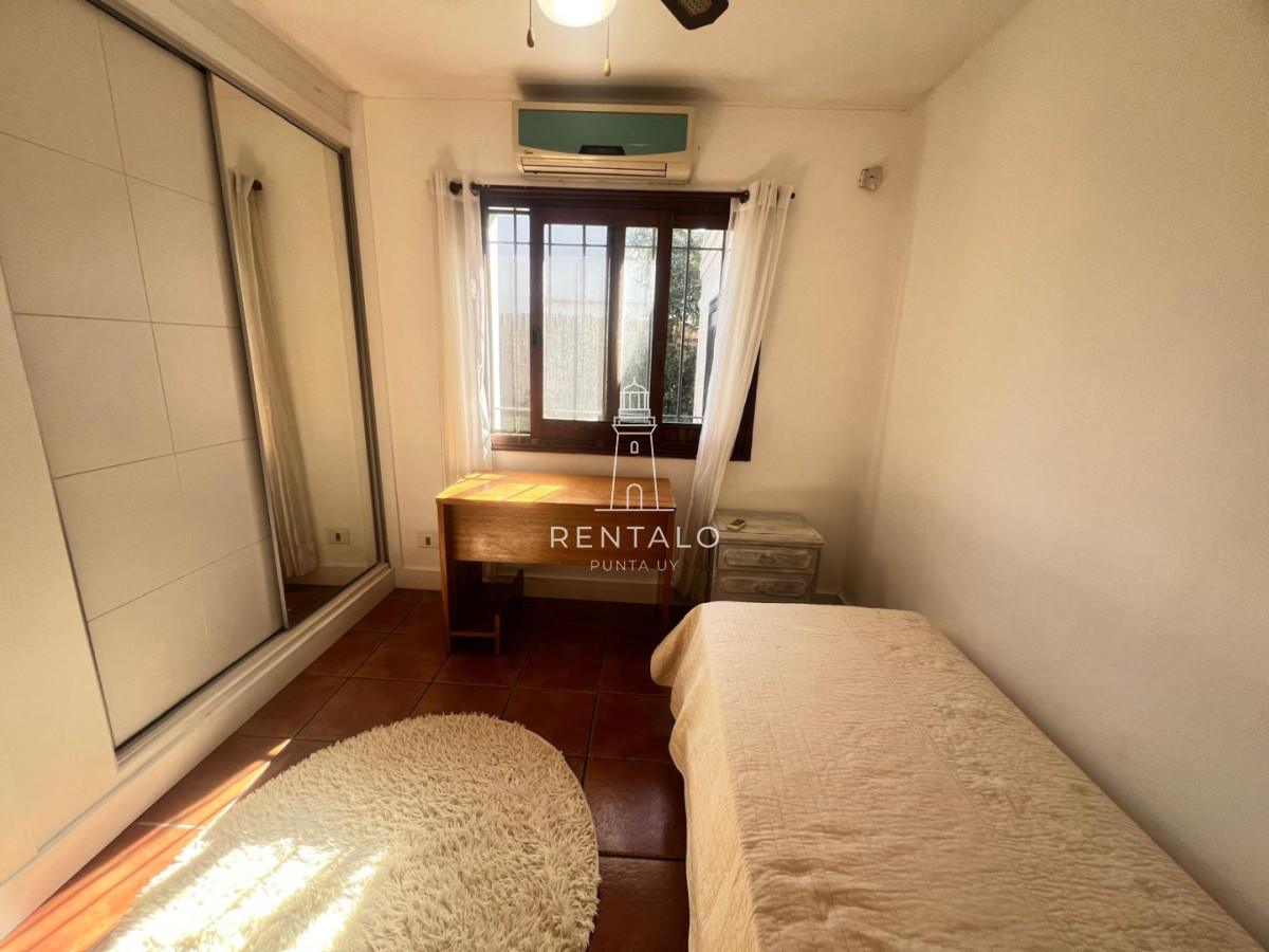 Casa ID.1300 - Casa 4 dormitorios en alquiler anual en Punta del este cantegril 