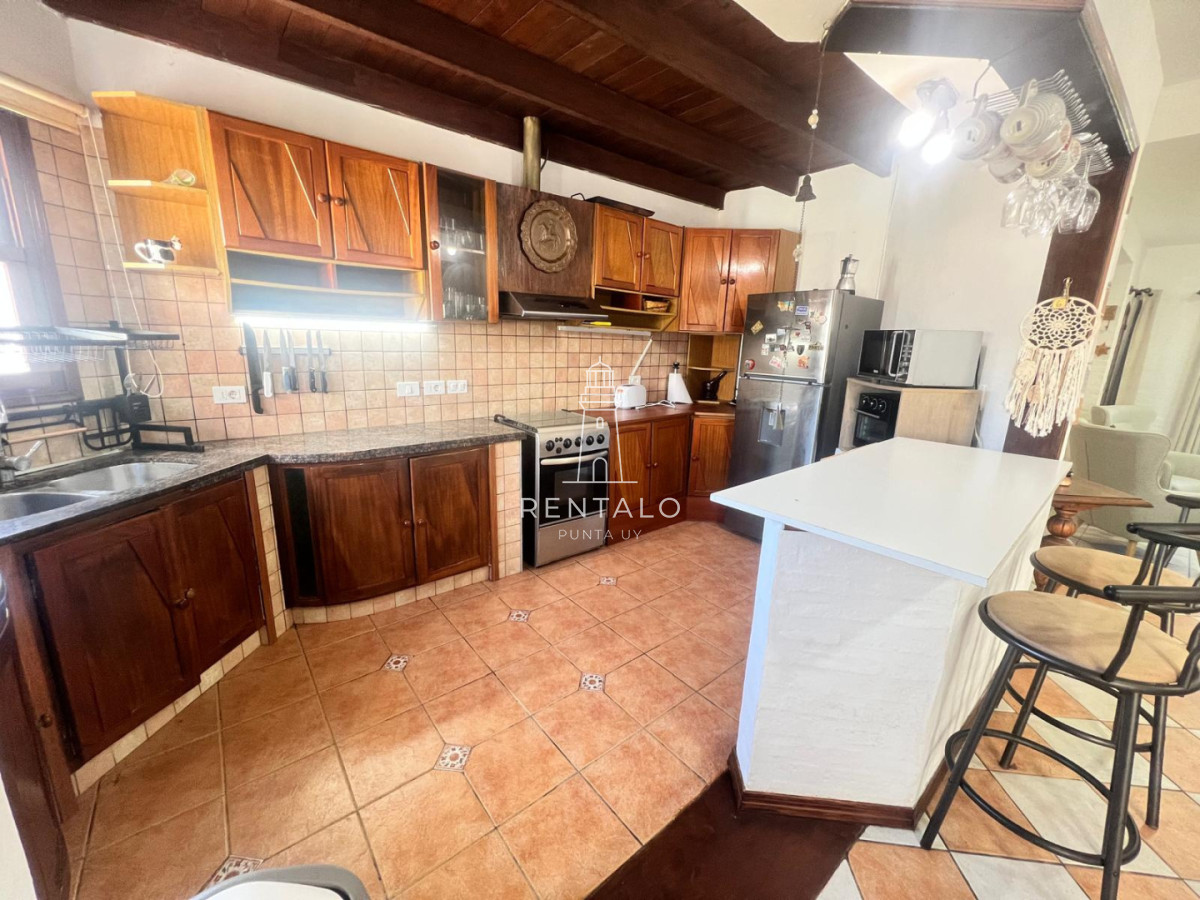 Casa ID.1300 - Casa 4 dormitorios en alquiler anual en Punta del este cantegril 