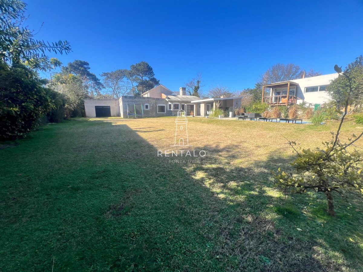 Casa ID.1300 - Casa 4 dormitorios en alquiler anual en Punta del este cantegril 