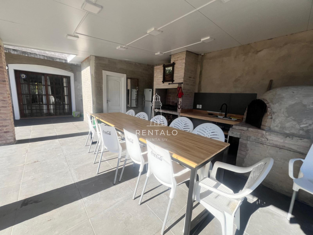 Casa ID.1300 - Casa 4 dormitorios en alquiler anual en Punta del este cantegril 
