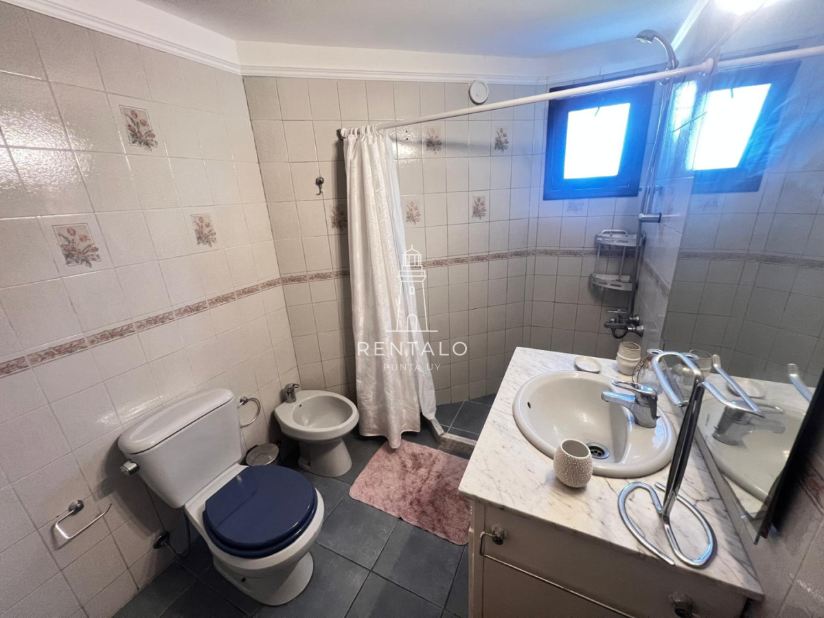 Casa ID.1300 - Casa 4 dormitorios en alquiler anual en Punta del este cantegril 