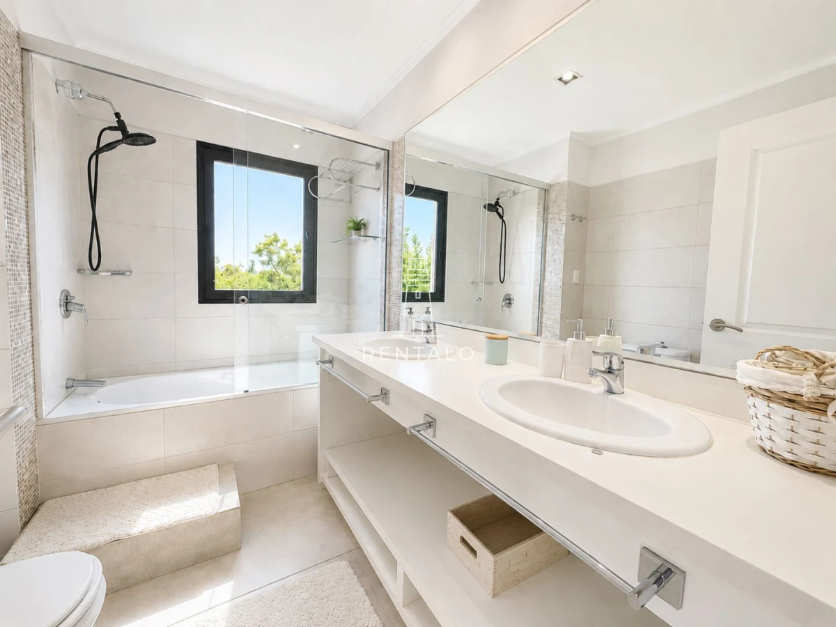 Casa ID.1302 - Casa de 3 dormitorios en alquiler, Barrio privado. Punta del este
