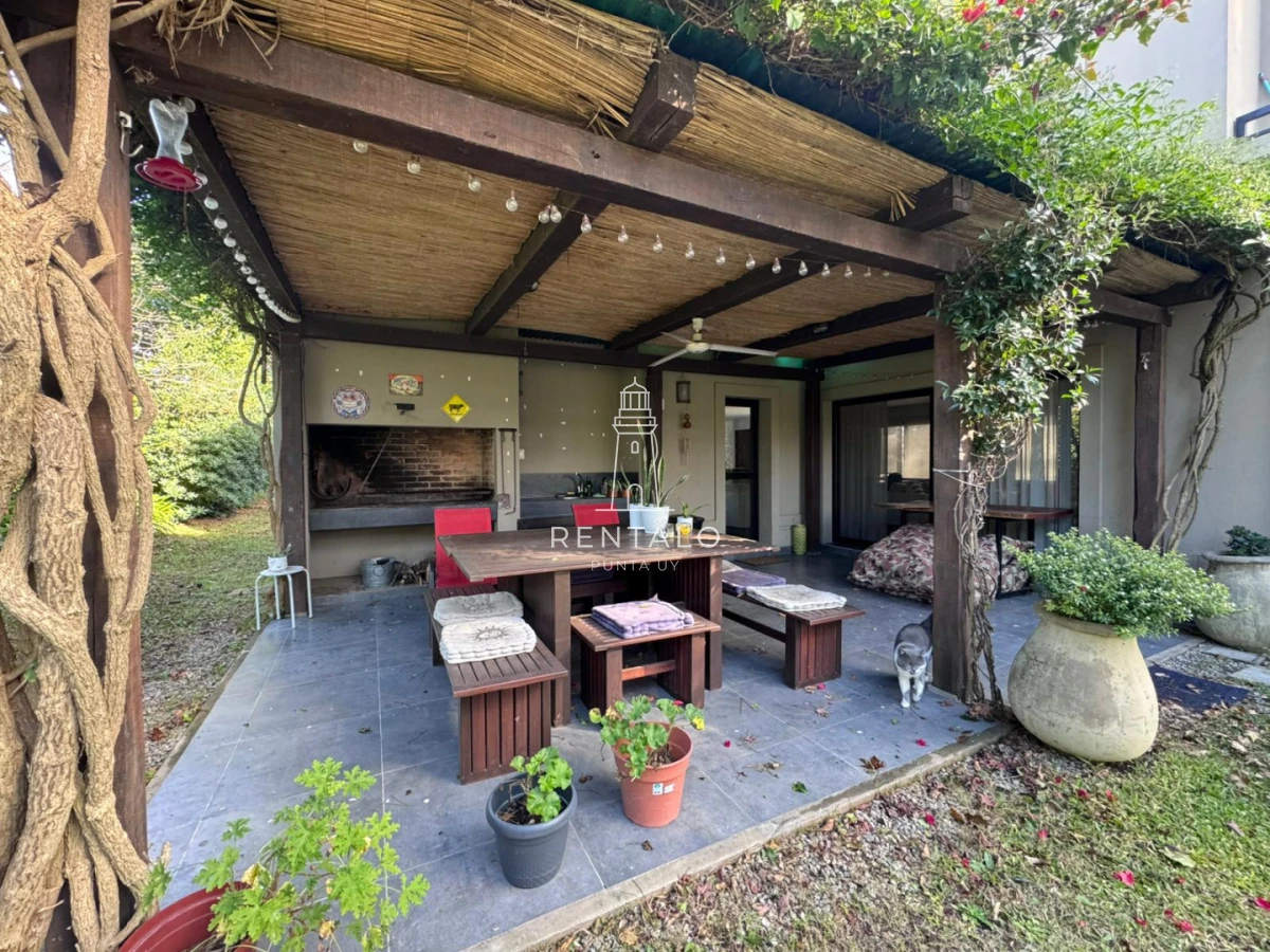 Casa ID.1302 - Casa de 3 dormitorios en alquiler, Barrio privado. Punta del este