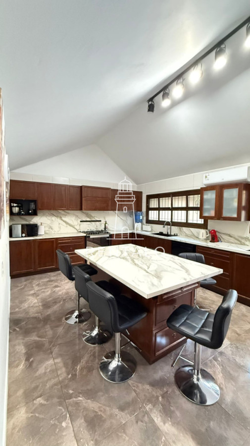 Casa ID.1313 - Casa en venta de 10 dormitorios en Punta del este con piscina