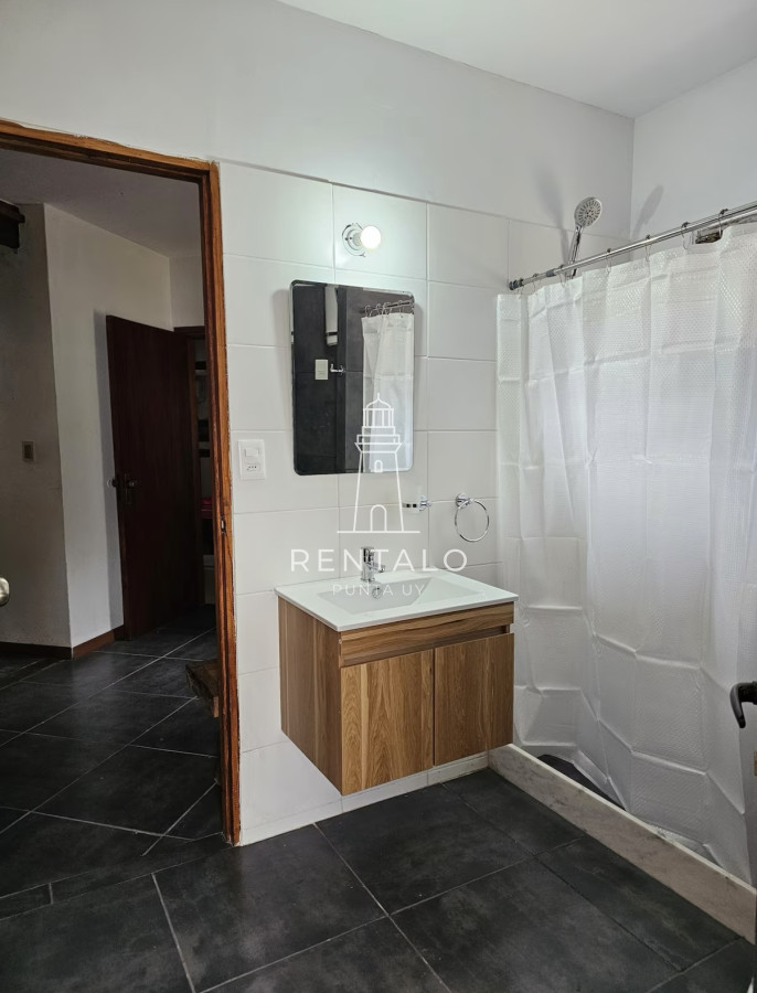 Casa ID.547 - Casa en alquiler en Punta del este de 5 dormitorios con piscina 