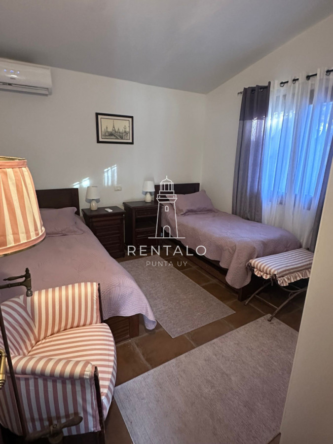 Casa ID.1313 - Casa en venta de 10 dormitorios en Punta del este con piscina