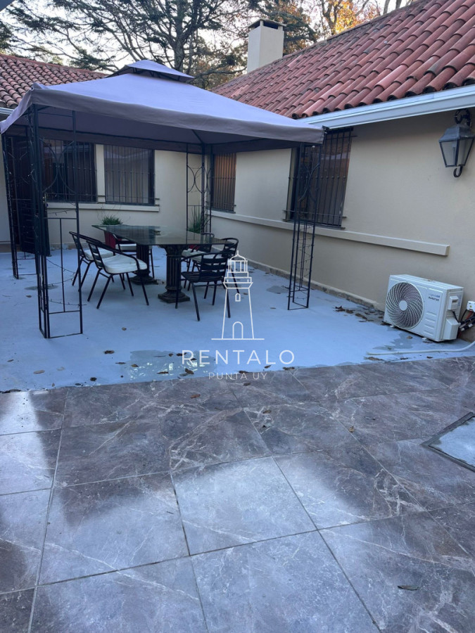 Casa ID.1313 - Casa en venta de 10 dormitorios en Punta del este con piscina