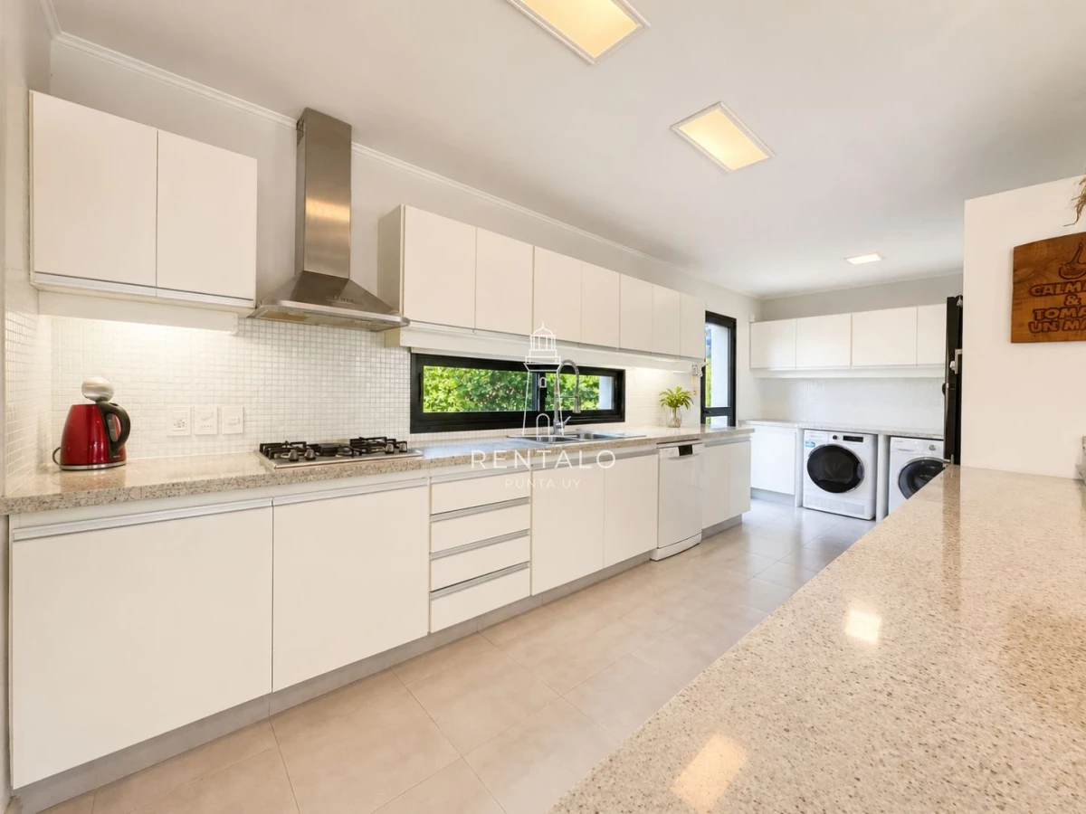 Casa ID.1302 - Casa de 3 dormitorios en alquiler, Barrio privado. Punta del este
