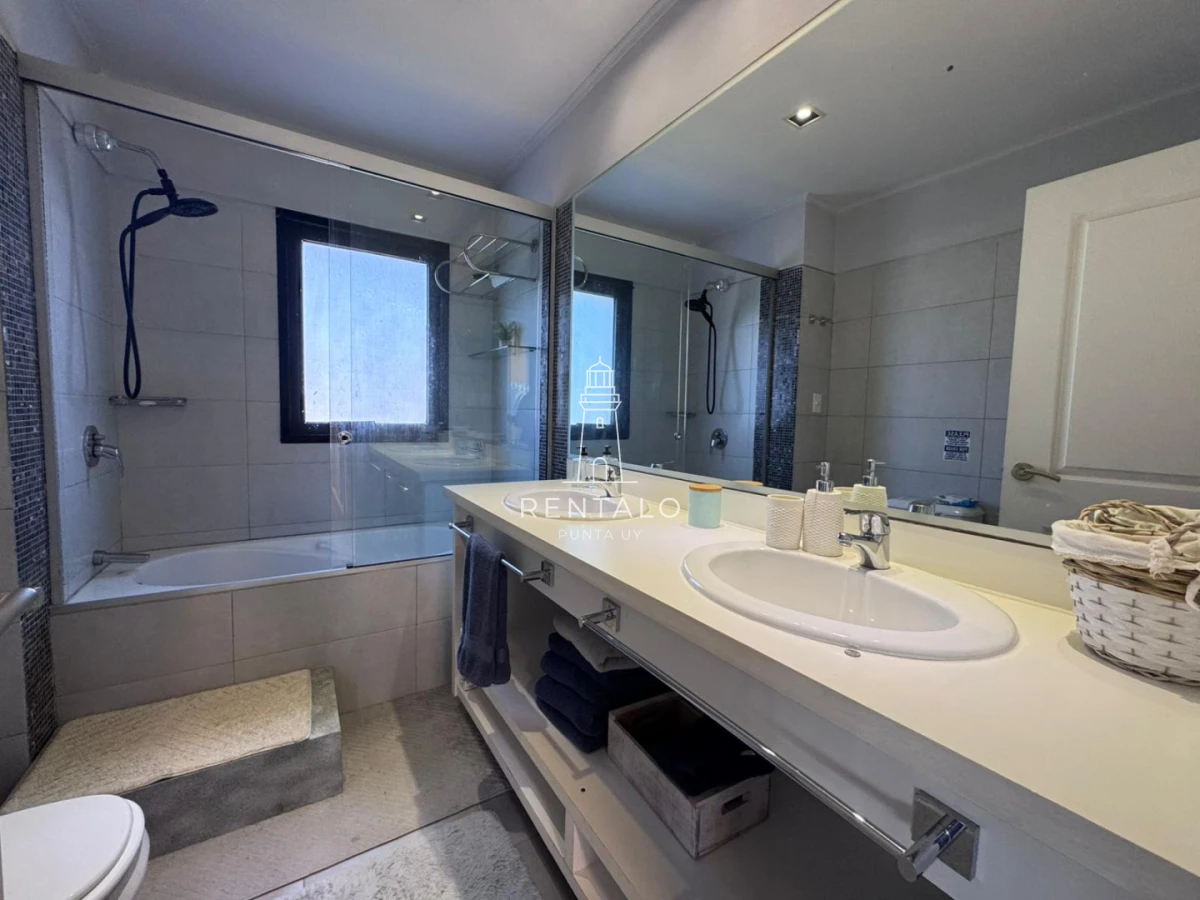 Casa ID.1302 - Casa de 3 dormitorios en alquiler, Barrio privado. Punta del este