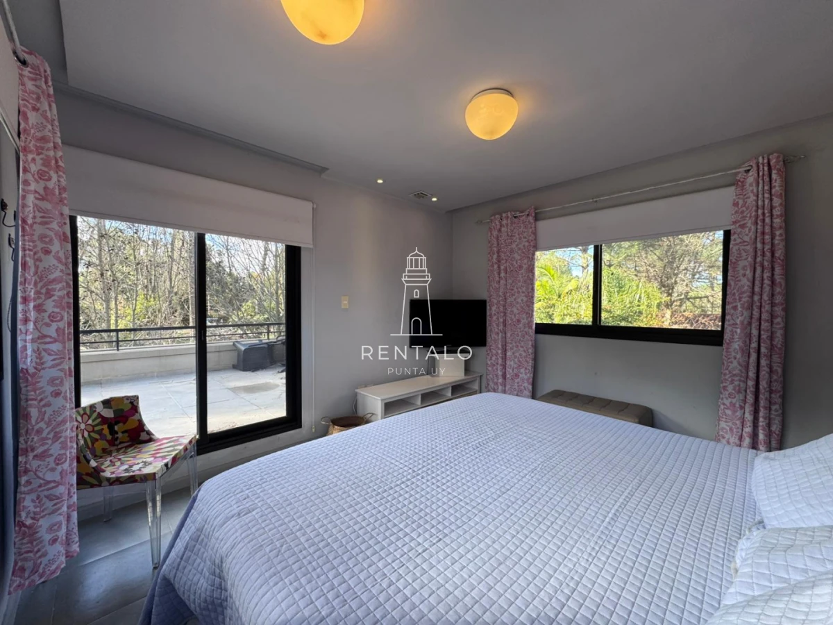 Casa ID.1302 - Casa de 3 dormitorios en alquiler, Barrio privado. Punta del este