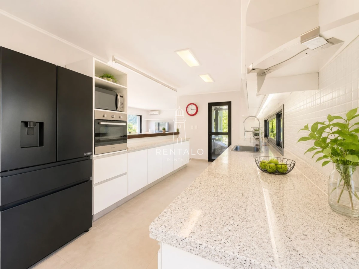 Casa ID.1302 - Casa de 3 dormitorios en alquiler, Barrio privado. Punta del este