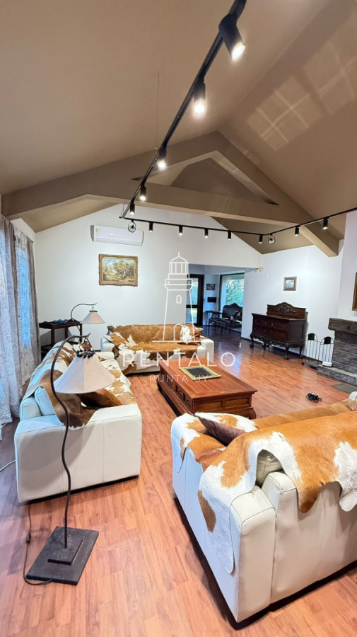 Casa ID.1313 - Casa en venta de 10 dormitorios en Punta del este con piscina