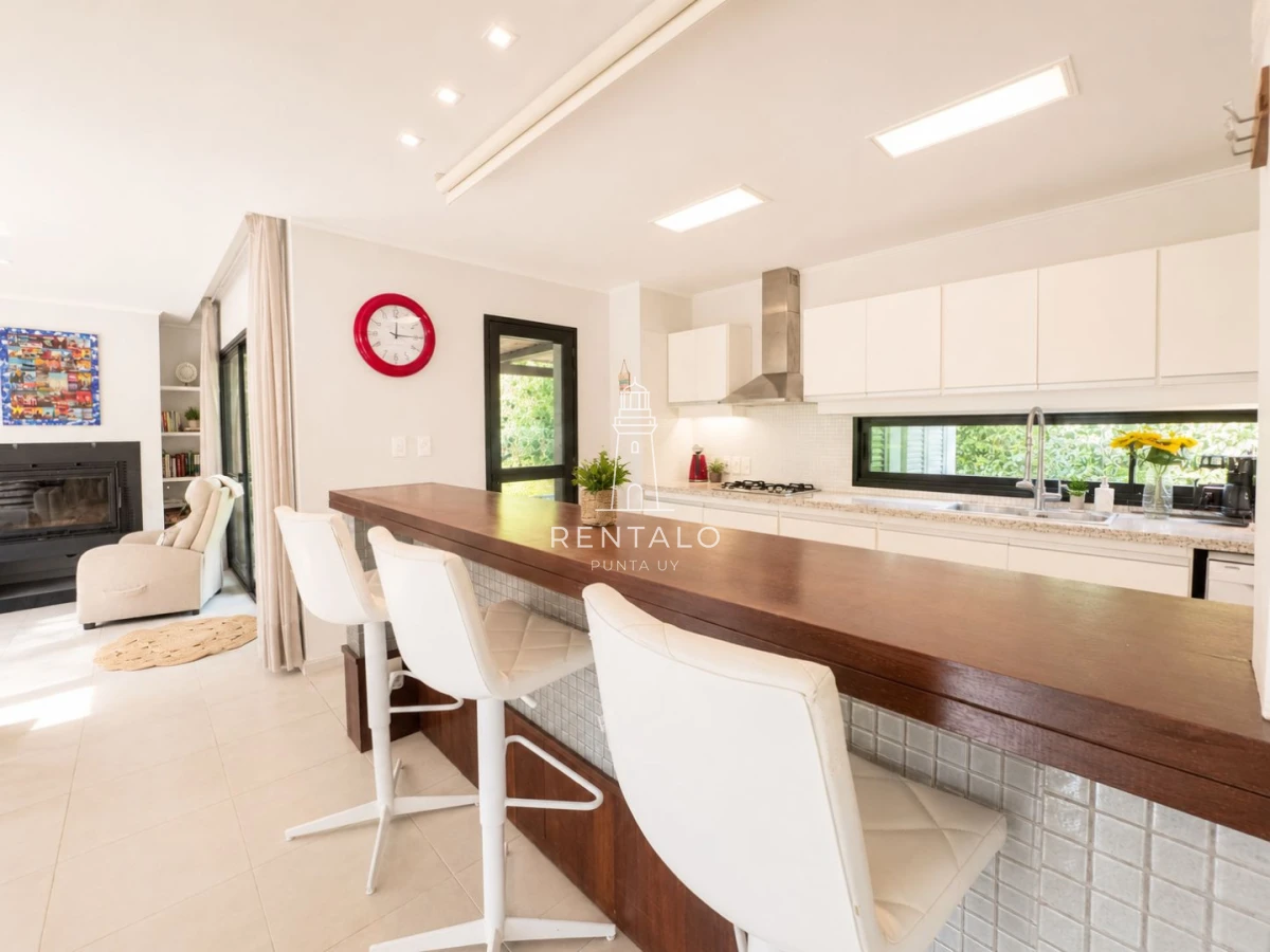 Casa ID.1302 - Casa de 3 dormitorios en alquiler, Barrio privado. Punta del este