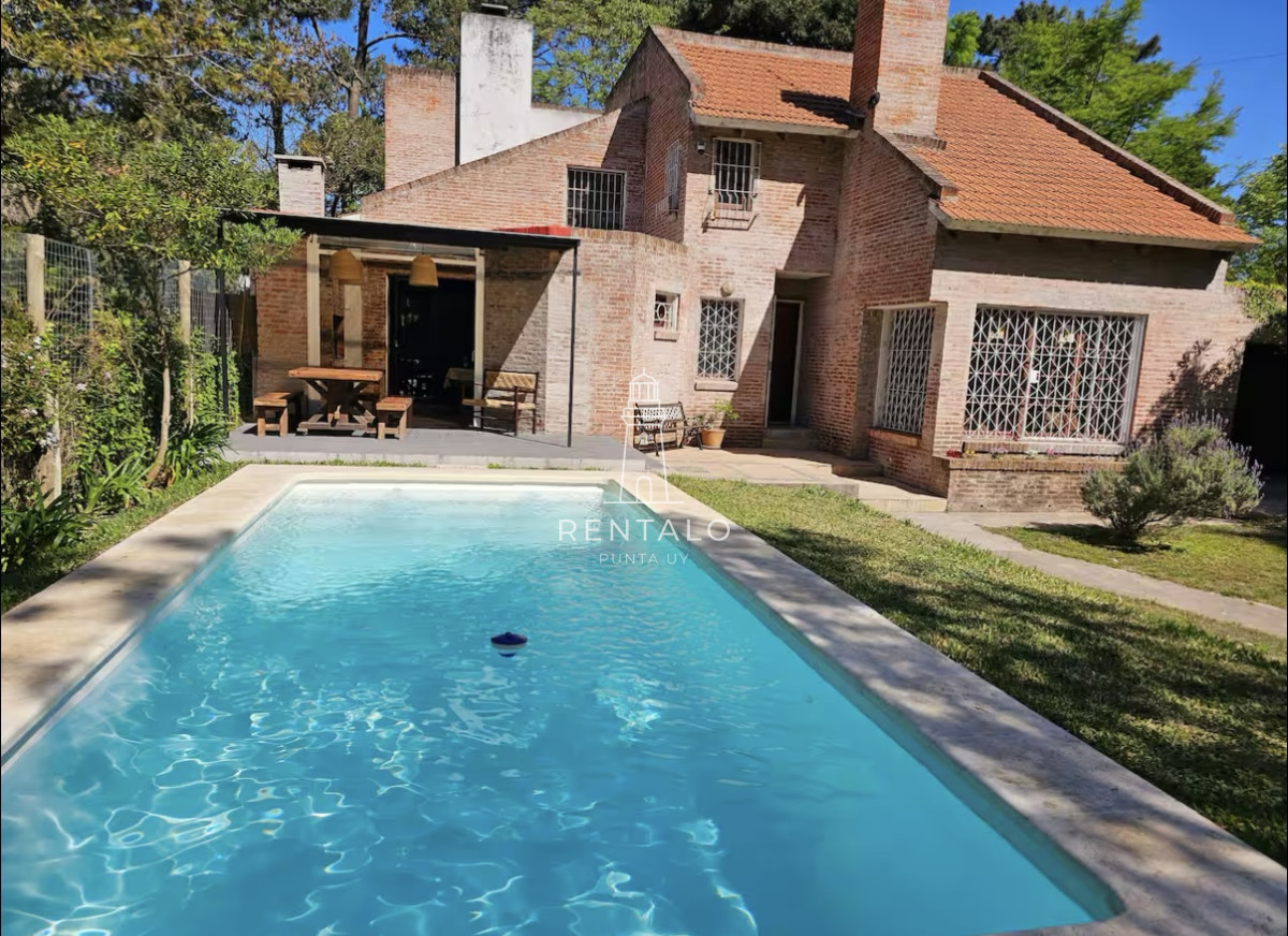 Casa ID.547 - Casa en alquiler en Punta del este de 5 dormitorios con piscina 