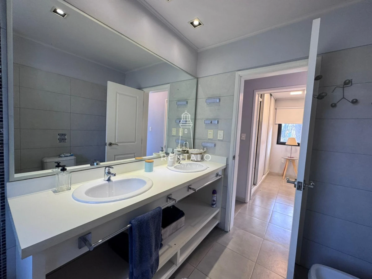 Casa ID.1302 - Casa de 3 dormitorios en alquiler, Barrio privado. Punta del este