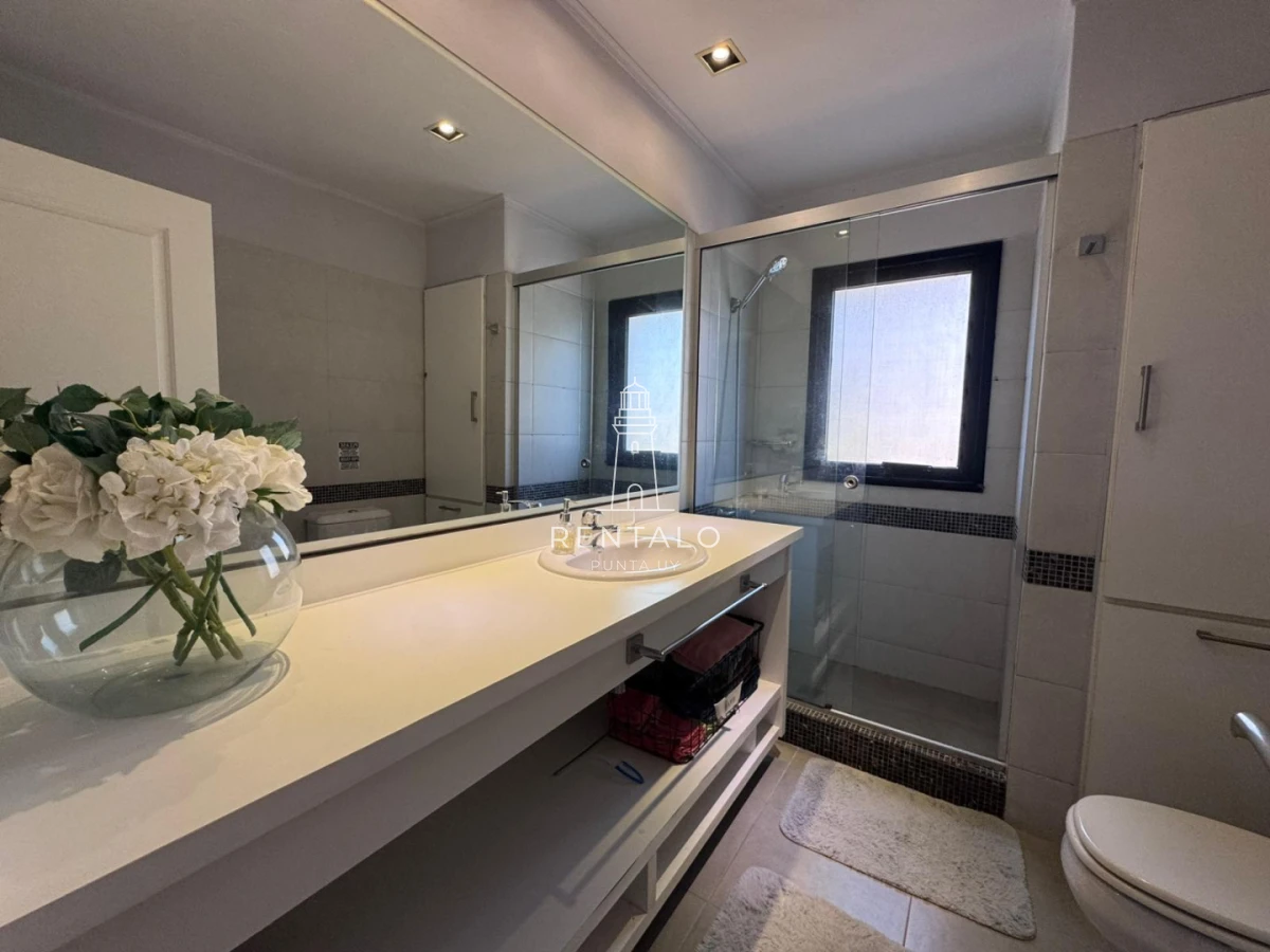 Casa ID.1302 - Casa de 3 dormitorios en alquiler, Barrio privado. Punta del este