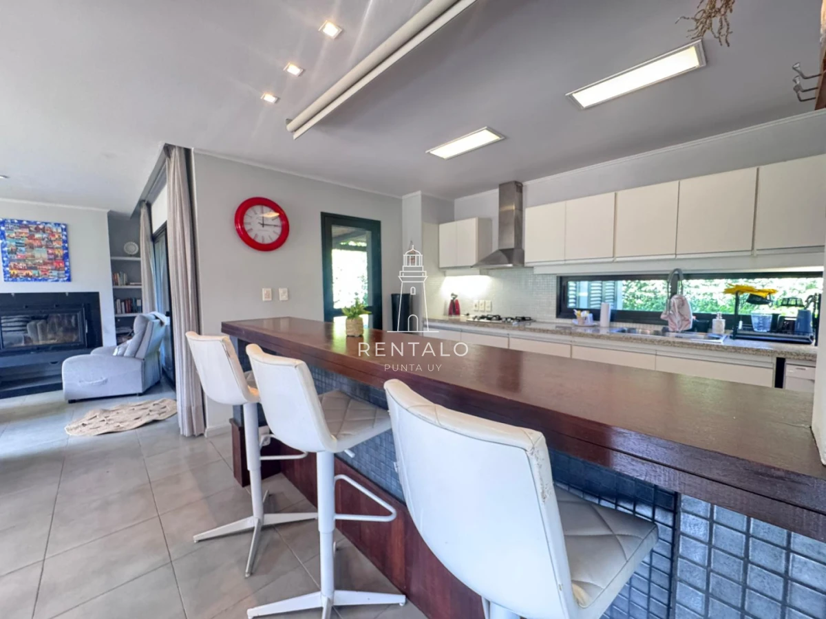 Casa ID.1302 - Casa de 3 dormitorios en alquiler, Barrio privado. Punta del este