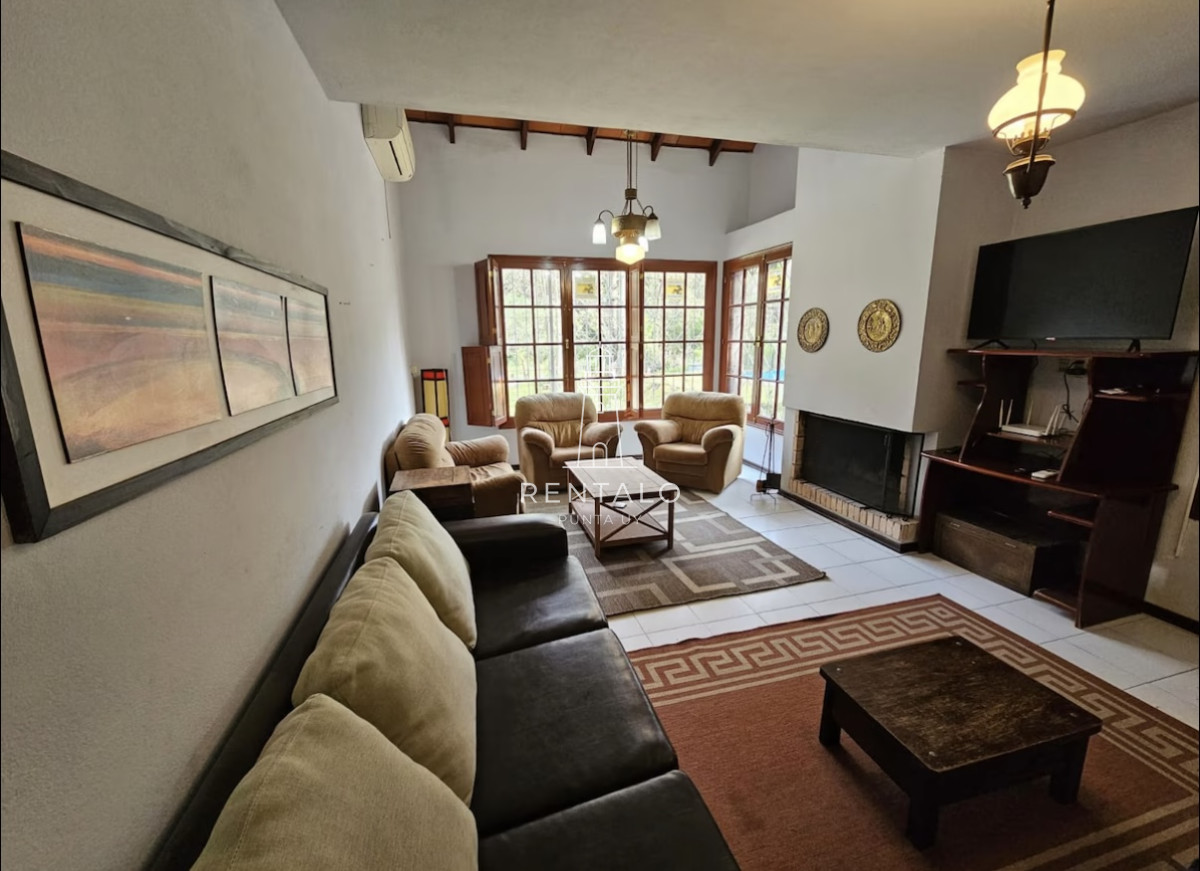 Casa ID.547 - Casa en alquiler en Punta del este de 5 dormitorios con piscina 