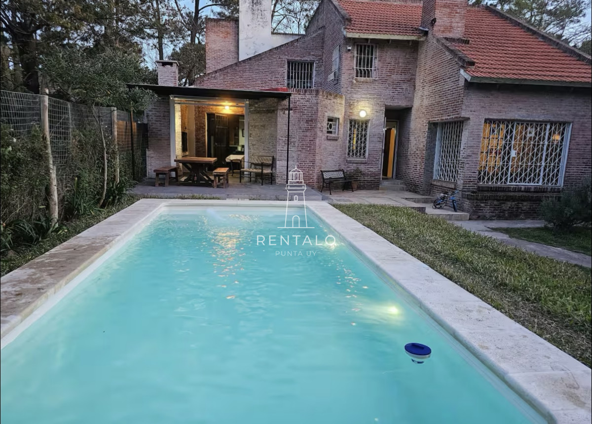 Casa ID.547 - Casa en alquiler en Punta del este de 5 dormitorios con piscina 