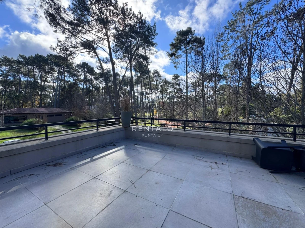 Casa ID.1302 - Casa de 3 dormitorios en alquiler, Barrio privado. Punta del este