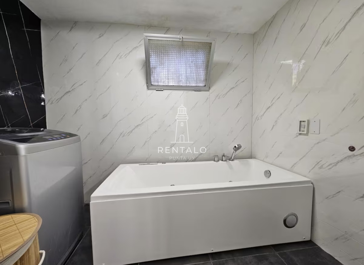 Casa ID.547 - Casa en alquiler en Punta del este de 5 dormitorios con piscina 