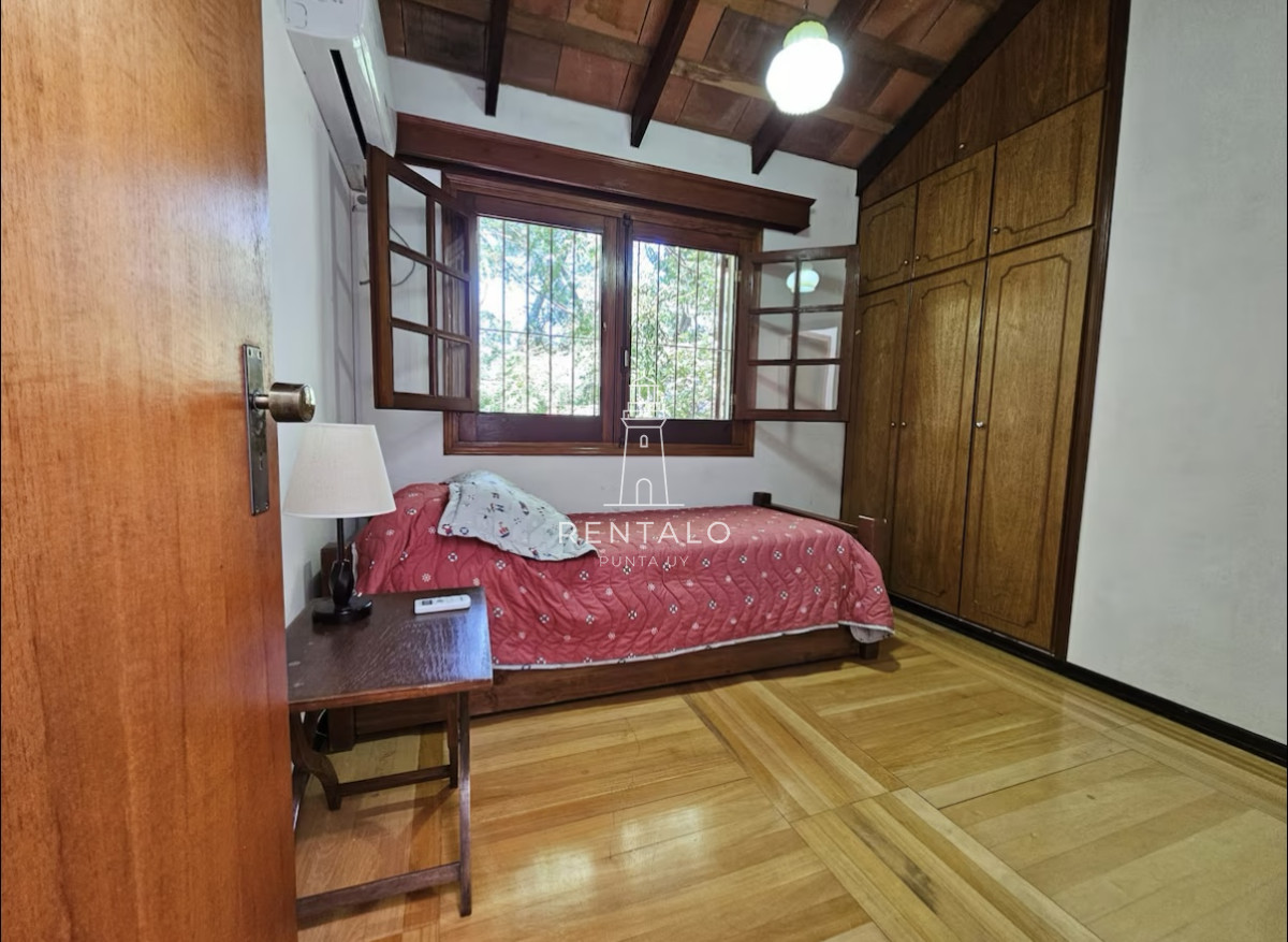 Casa ID.547 - Casa en alquiler en Punta del este de 5 dormitorios con piscina 