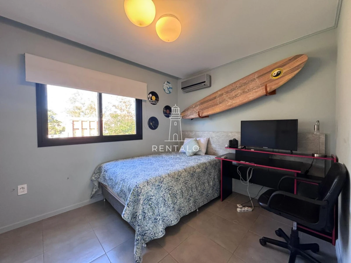 Casa ID.1302 - Casa de 3 dormitorios en alquiler, Barrio privado. Punta del este