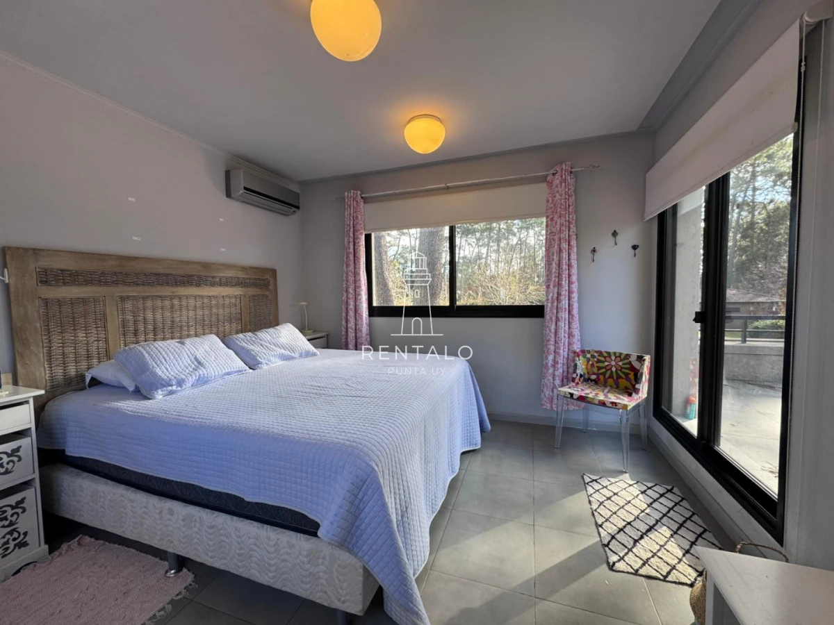 Casa ID.1302 - Casa de 3 dormitorios en alquiler, Barrio privado. Punta del este