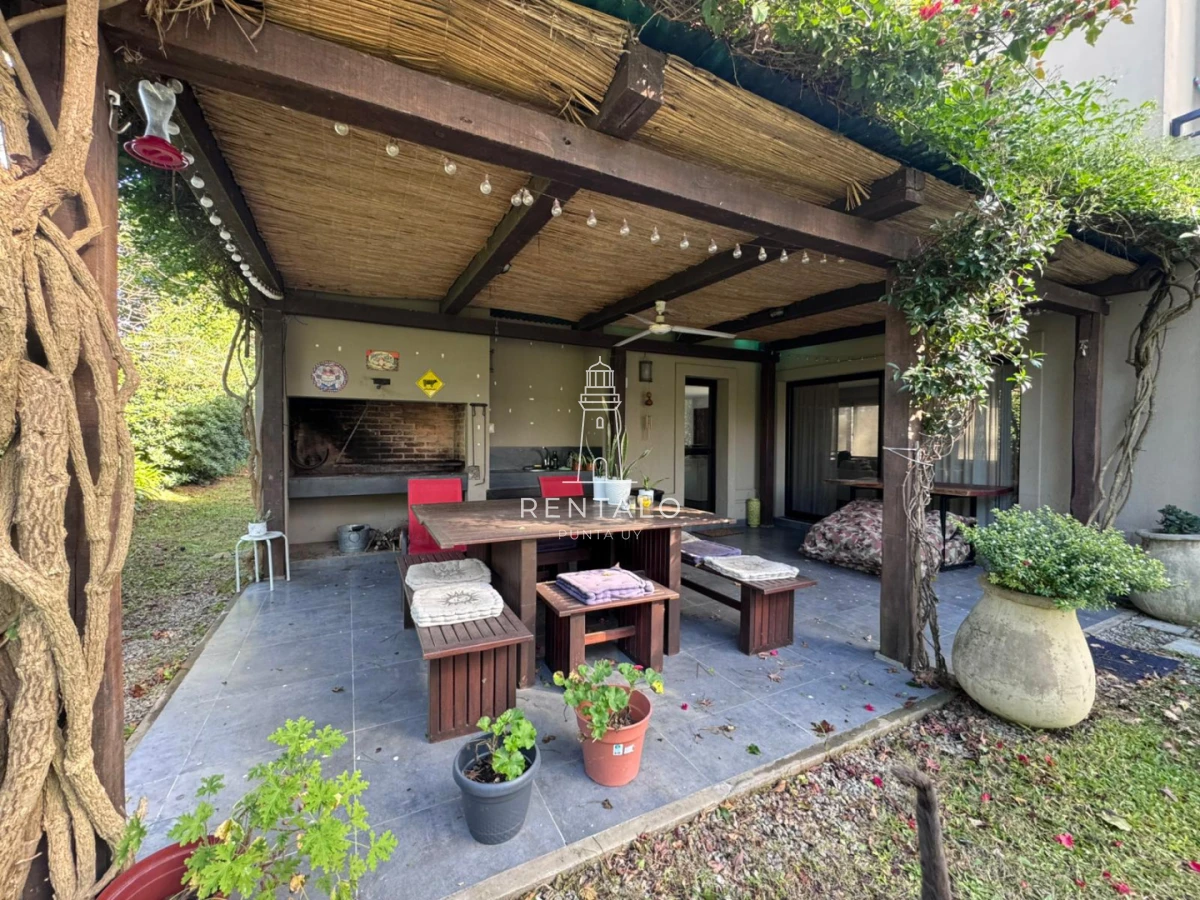 Casa ID.1302 - Casa de 3 dormitorios en alquiler, Barrio privado. Punta del este