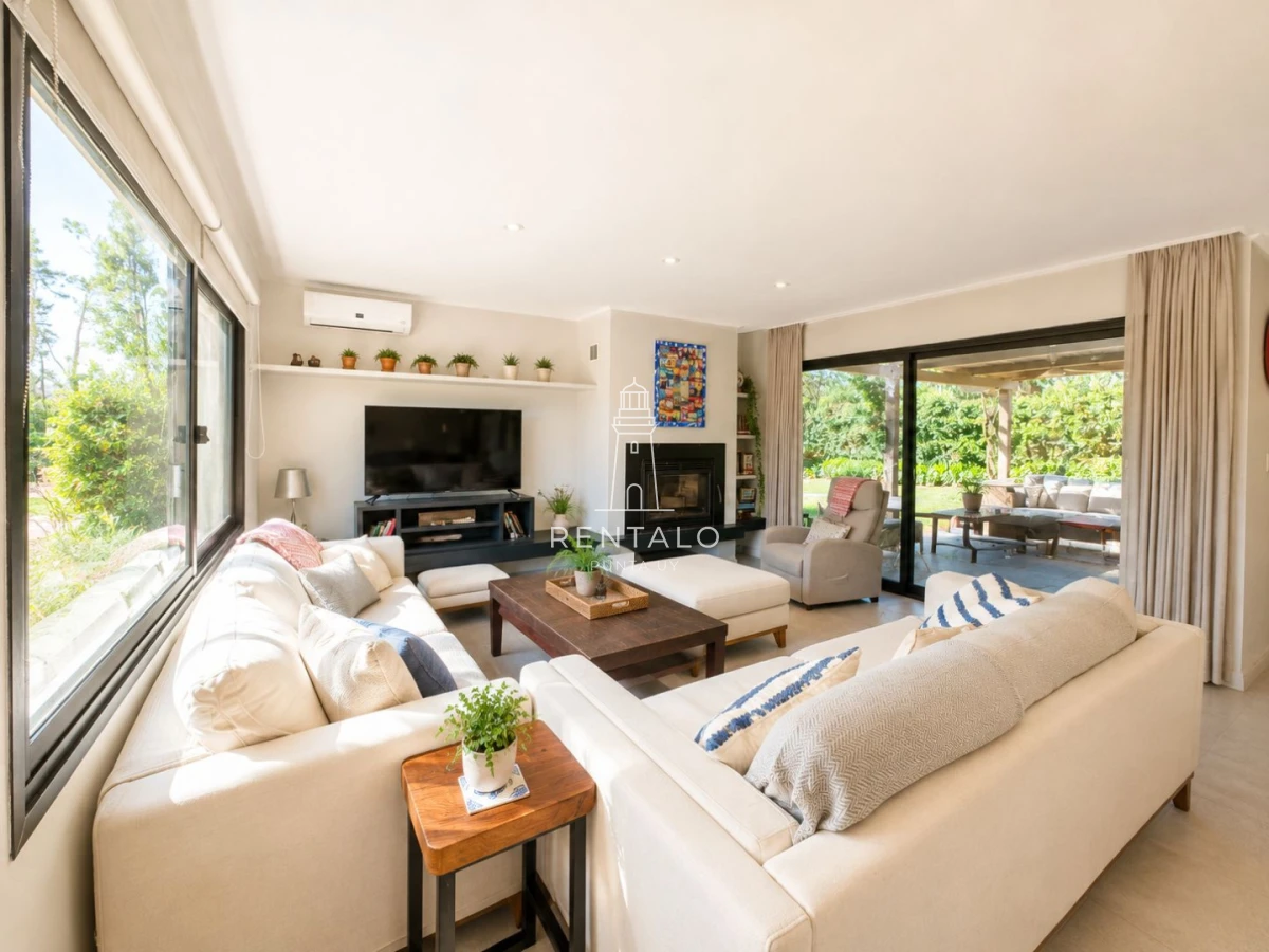 Casa ID.1302 - Casa de 3 dormitorios en alquiler, Barrio privado. Punta del este