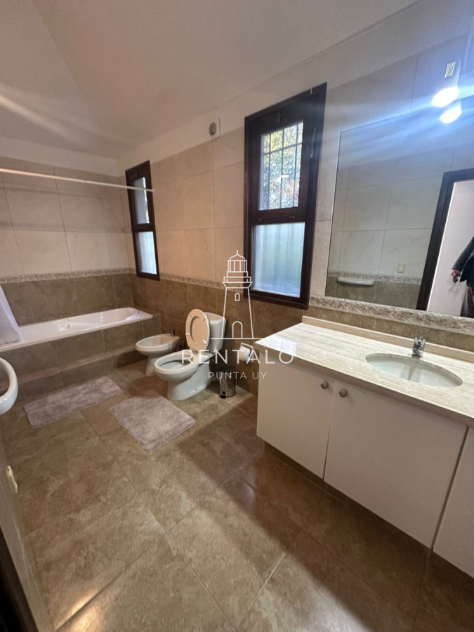 Casa ID.1313 - Casa en venta de 10 dormitorios en Punta del este con piscina