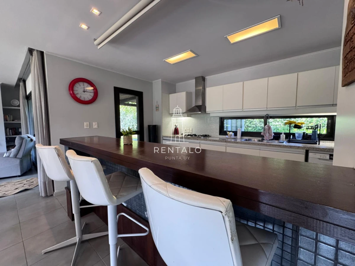 Casa ID.1302 - Casa de 3 dormitorios en alquiler, Barrio privado. Punta del este