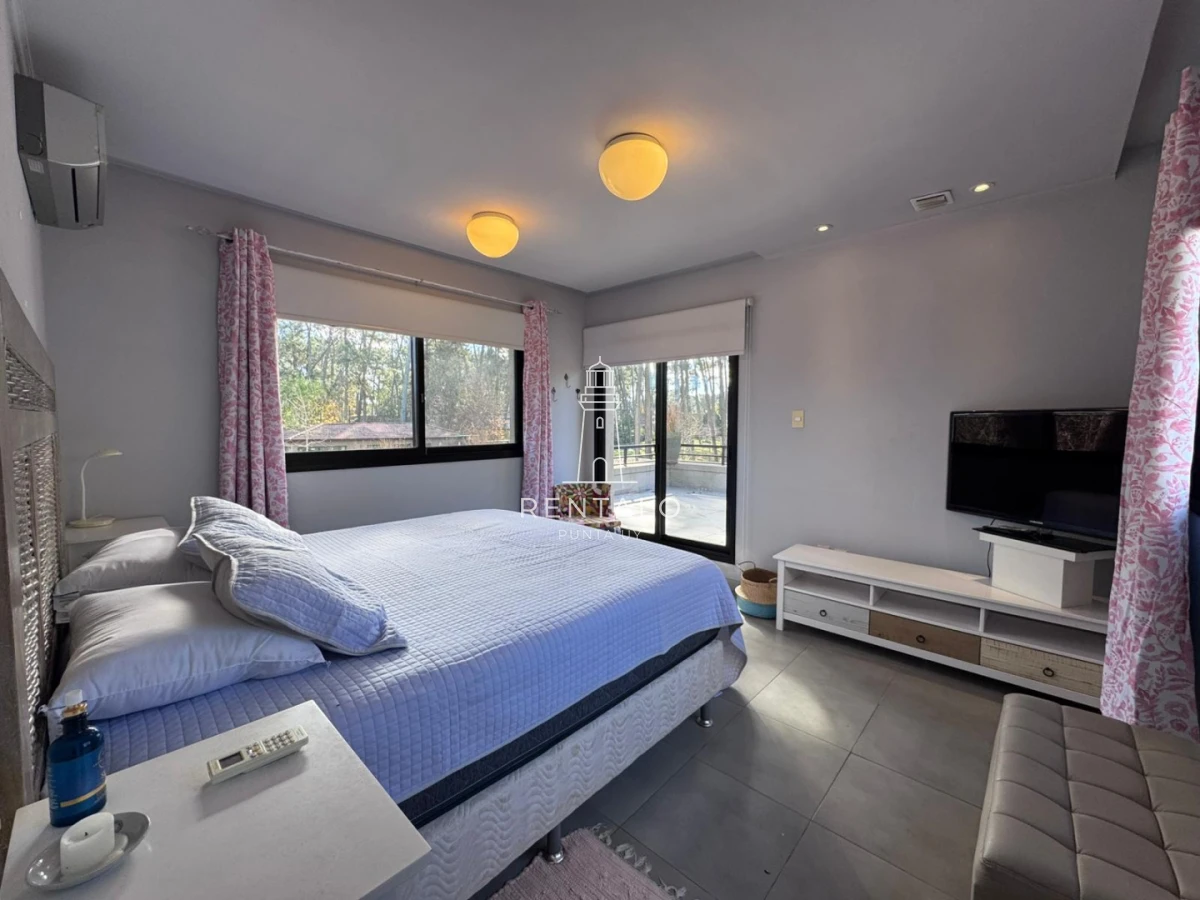Casa ID.1302 - Casa de 3 dormitorios en alquiler, Barrio privado. Punta del este