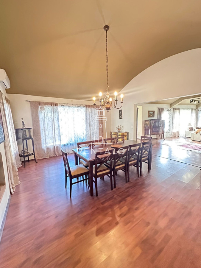 Casa ID.1313 - Casa en venta de 10 dormitorios en Punta del este con piscina