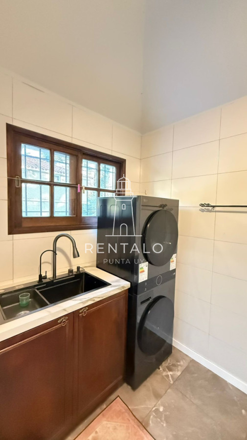 Casa ID.1313 - Casa en venta de 10 dormitorios en Punta del este con piscina