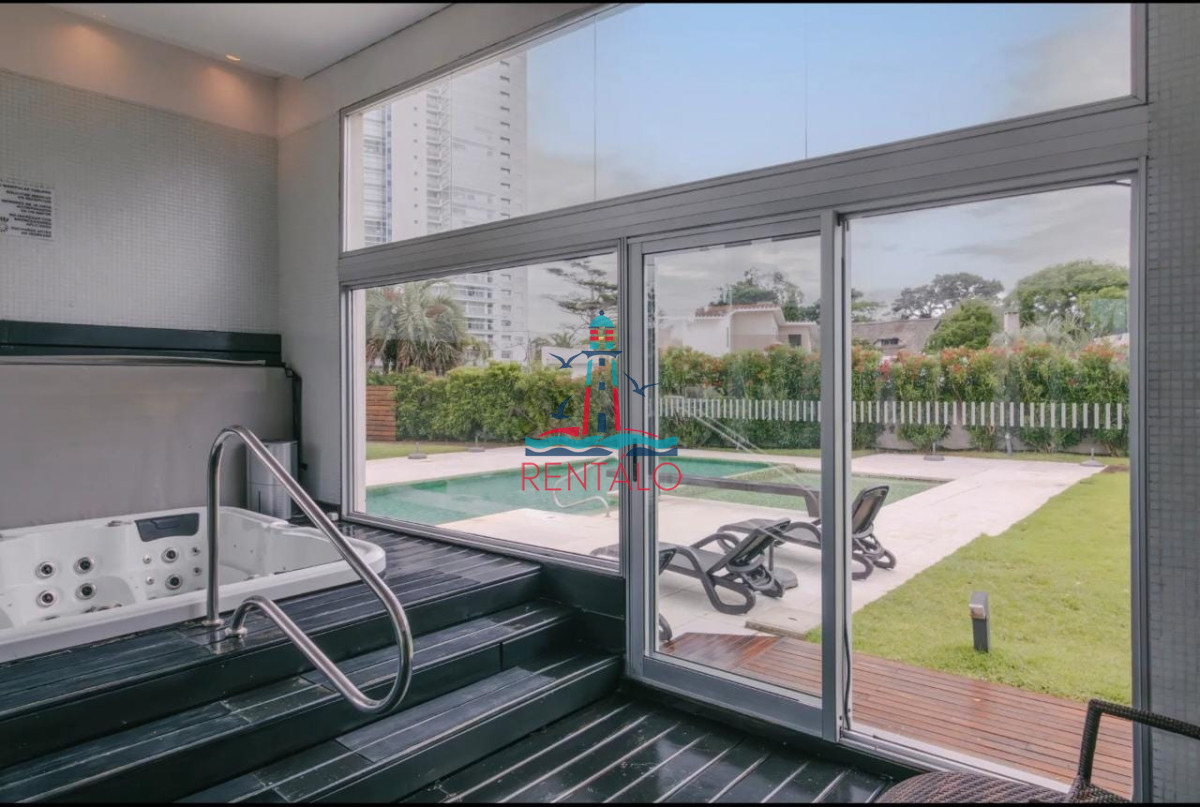 Apartamento ID.810 - En venta apartamento de 2 dormitorios en Punta del este con parrillero y vista al mar