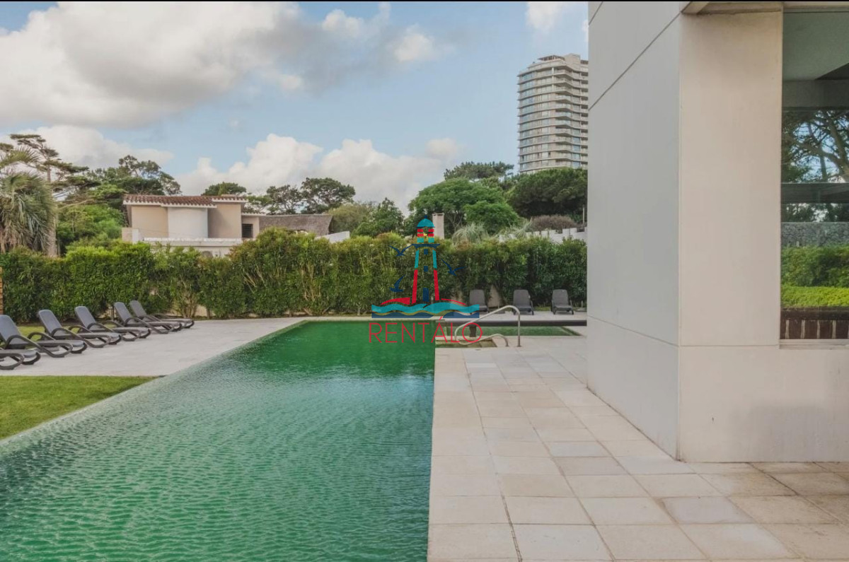 Apartamento ID.810 - En venta apartamento de 2 dormitorios en Punta del este con parrillero y vista al mar