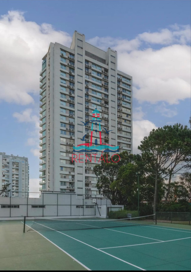 Apartamento ID.810 - En venta apartamento de 2 dormitorios en Punta del este con parrillero y vista al mar