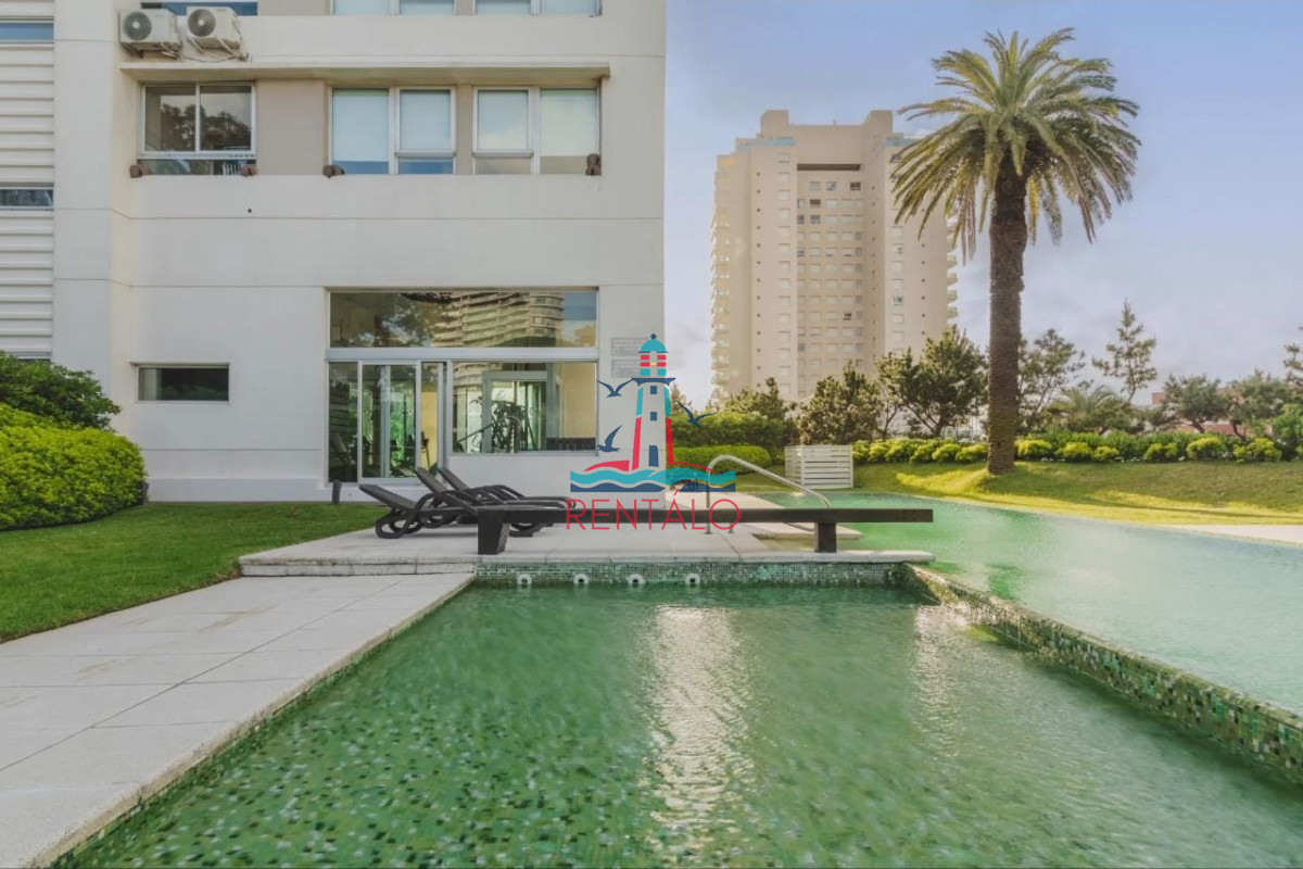 Apartamento ID.810 - En venta apartamento de 2 dormitorios en Punta del este con parrillero y vista al mar