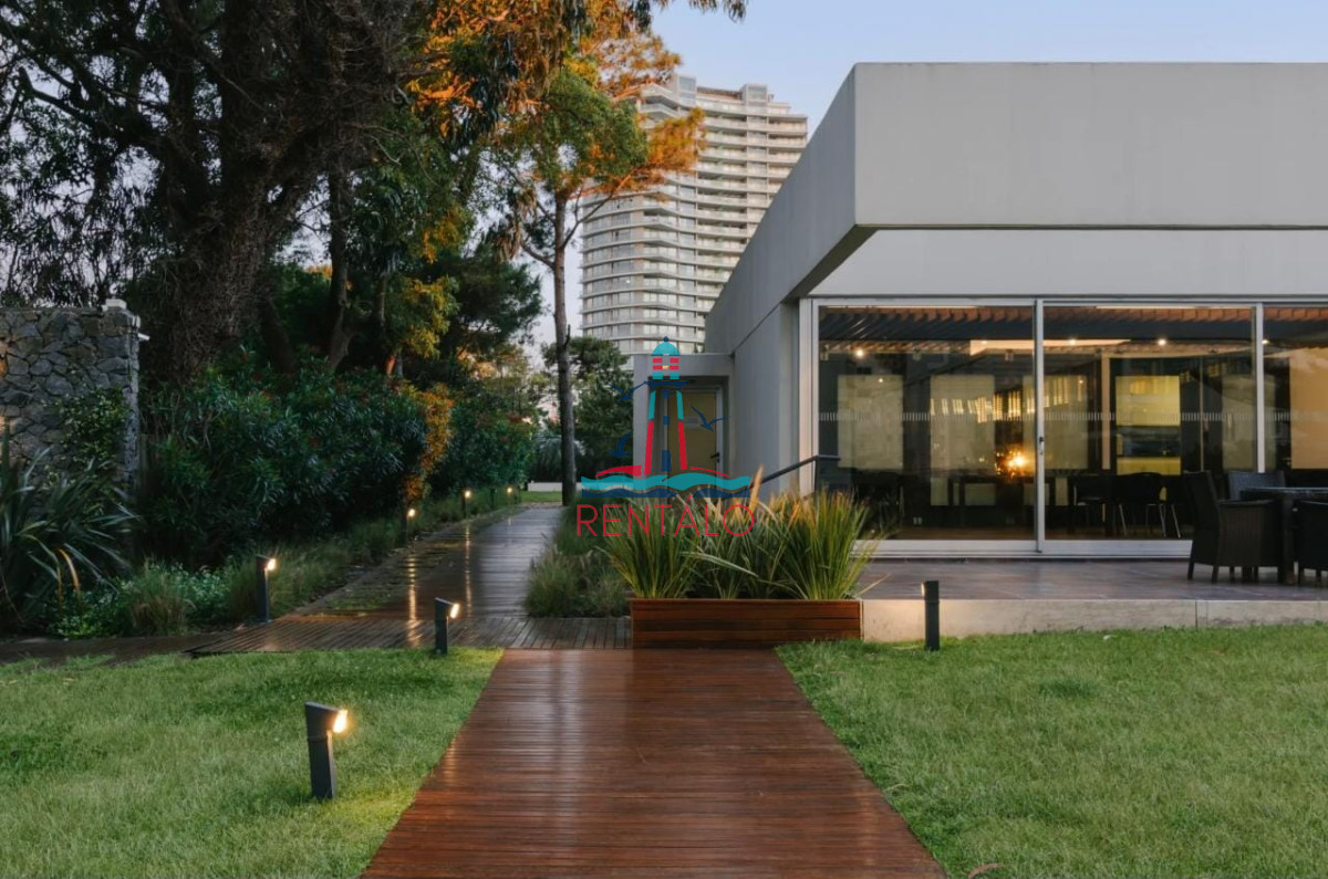 Apartamento ID.810 - En venta apartamento de 2 dormitorios en Punta del este con parrillero y vista al mar