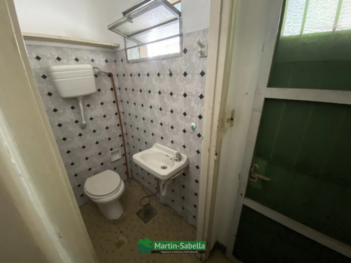 Casa ID.372/Casa-Y-Apartamento-Con-10-O-12-Cocheras-En-Venta-La-Blanqueada-Ideal-Para-Renta-Posibilidad-De-Dividir-En-3-Unidades-Más-10-O-12-Cocheras-Con-Entrada-Independiente - Casa Y Apartamento Con 10 O 12 Cocheras  En Venta La Blanqueada Ideal Para Renta Posibilidad De Dividir En 3 Unidades Más 10 O 12 Cocheras Con Entrada Independiente