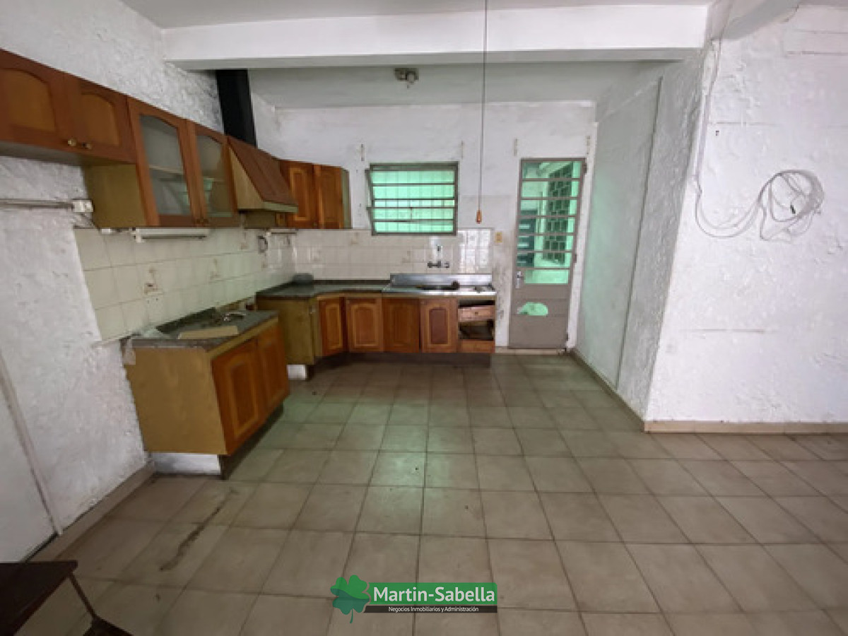 Casa ID.372/Casa-Y-Apartamento-Con-10-O-12-Cocheras-En-Venta-La-Blanqueada-Ideal-Para-Renta-Posibilidad-De-Dividir-En-3-Unidades-Más-10-O-12-Cocheras-Con-Entrada-Independiente - Casa Y Apartamento Con 10 O 12 Cocheras  En Venta La Blanqueada Ideal Para Renta Posibilidad De Dividir En 3 Unidades Más 10 O 12 Cocheras Con Entrada Independiente