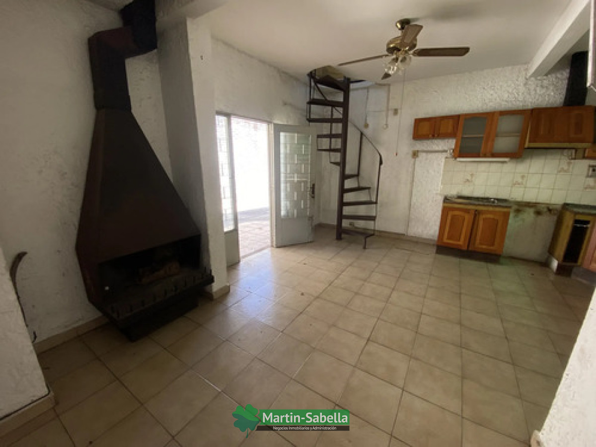 Casa ID.372/Casa-Y-Apartamento-Con-10-O-12-Cocheras-En-Venta-La-Blanqueada-Ideal-Para-Renta-Posibilidad-De-Dividir-En-3-Unidades-Más-10-O-12-Cocheras-Con-Entrada-Independiente - Casa Y Apartamento Con 10 O 12 Cocheras  En Venta La Blanqueada Ideal Para Renta Posibilidad De Dividir En 3 Unidades Más 10 O 12 Cocheras Con Entrada Independiente