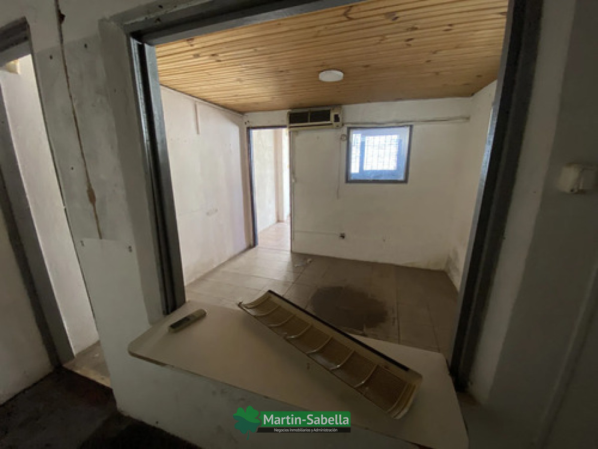 Casa ID.372/Casa-Y-Apartamento-Con-10-O-12-Cocheras-En-Venta-La-Blanqueada-Ideal-Para-Renta-Posibilidad-De-Dividir-En-3-Unidades-Más-10-O-12-Cocheras-Con-Entrada-Independiente - Casa Y Apartamento Con 10 O 12 Cocheras  En Venta La Blanqueada Ideal Para Renta Posibilidad De Dividir En 3 Unidades Más 10 O 12 Cocheras Con Entrada Independiente