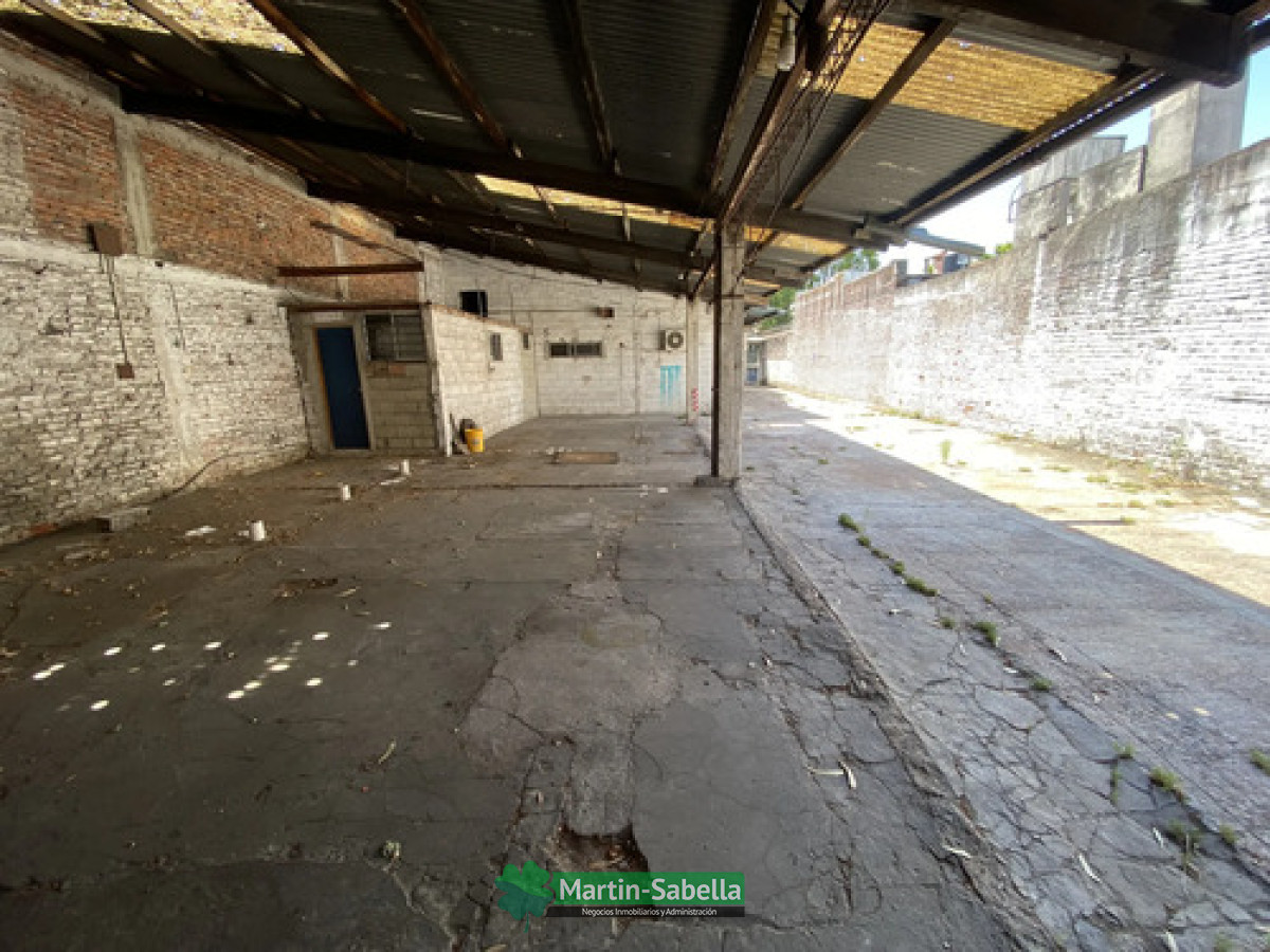 Casa ID.372/Casa-Y-Apartamento-Con-10-O-12-Cocheras-En-Venta-La-Blanqueada-Ideal-Para-Renta-Posibilidad-De-Dividir-En-3-Unidades-Más-10-O-12-Cocheras-Con-Entrada-Independiente - Casa Y Apartamento Con 10 O 12 Cocheras  En Venta La Blanqueada Ideal Para Renta Posibilidad De Dividir En 3 Unidades Más 10 O 12 Cocheras Con Entrada Independiente