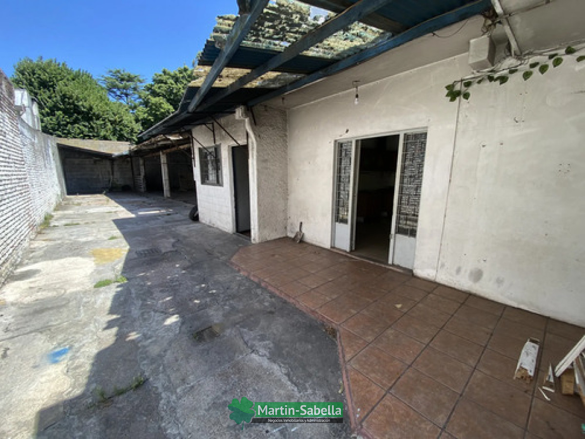 Casa ID.372/Casa-Y-Apartamento-Con-10-O-12-Cocheras-En-Venta-La-Blanqueada-Ideal-Para-Renta-Posibilidad-De-Dividir-En-3-Unidades-Más-10-O-12-Cocheras-Con-Entrada-Independiente - Casa Y Apartamento Con 10 O 12 Cocheras  En Venta La Blanqueada Ideal Para Renta Posibilidad De Dividir En 3 Unidades Más 10 O 12 Cocheras Con Entrada Independiente