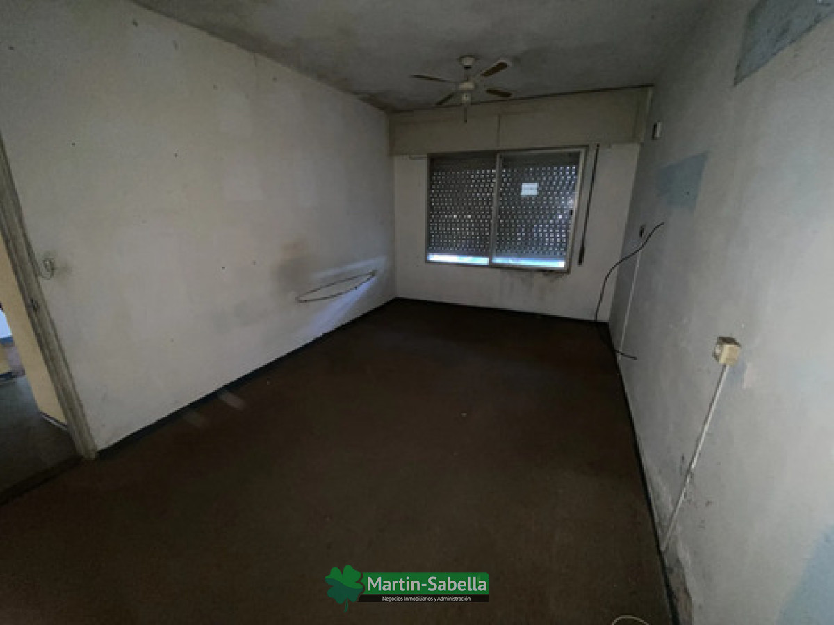 Casa ID.372/Casa-Y-Apartamento-Con-10-O-12-Cocheras-En-Venta-La-Blanqueada-Ideal-Para-Renta-Posibilidad-De-Dividir-En-3-Unidades-Más-10-O-12-Cocheras-Con-Entrada-Independiente - Casa Y Apartamento Con 10 O 12 Cocheras  En Venta La Blanqueada Ideal Para Renta Posibilidad De Dividir En 3 Unidades Más 10 O 12 Cocheras Con Entrada Independiente