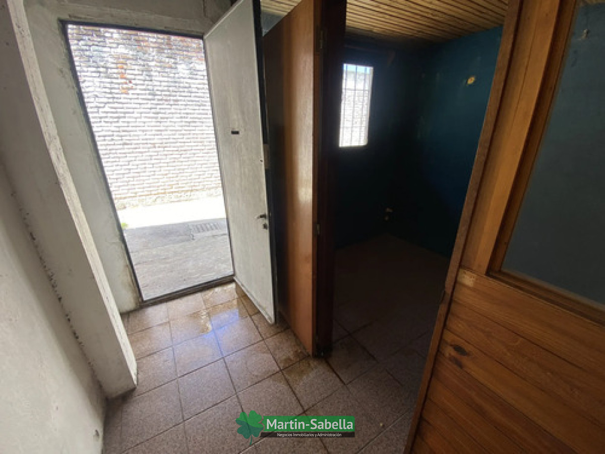 Casa ID.372/Casa-Y-Apartamento-Con-10-O-12-Cocheras-En-Venta-La-Blanqueada-Ideal-Para-Renta-Posibilidad-De-Dividir-En-3-Unidades-Más-10-O-12-Cocheras-Con-Entrada-Independiente - Casa Y Apartamento Con 10 O 12 Cocheras  En Venta La Blanqueada Ideal Para Renta Posibilidad De Dividir En 3 Unidades Más 10 O 12 Cocheras Con Entrada Independiente