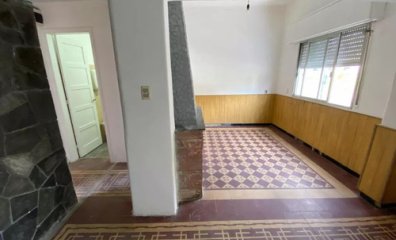 Casa En Venta 1 Dormitorio Con Acceso A  La Azota Y Patio Chico Con Parrillero
